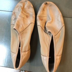 Tan jazz shoes & 3 pairs of foot undies